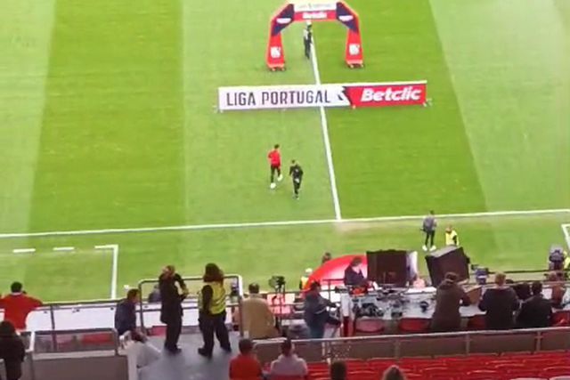 João Neves recebe carinho das bancadas da Luz antes do Benfica-Portimonense