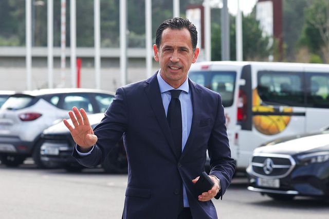 Pedro Proença, sucessor de Fernando Gomes na presidência da Federação Portuguesa de Futebol, acena aos jornalistas