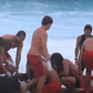 Makai McNamara após ter sido retirado da água por elementos salva-vidas e surfistas
