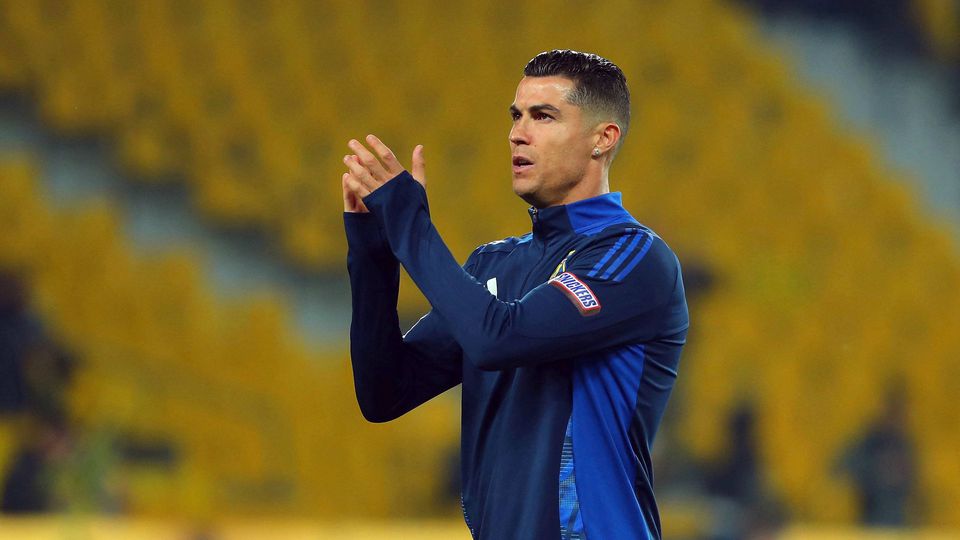 Cristiano Ronaldo a agradecer o apoio dos adeptos presentes nas bancadas durante o aquecimento