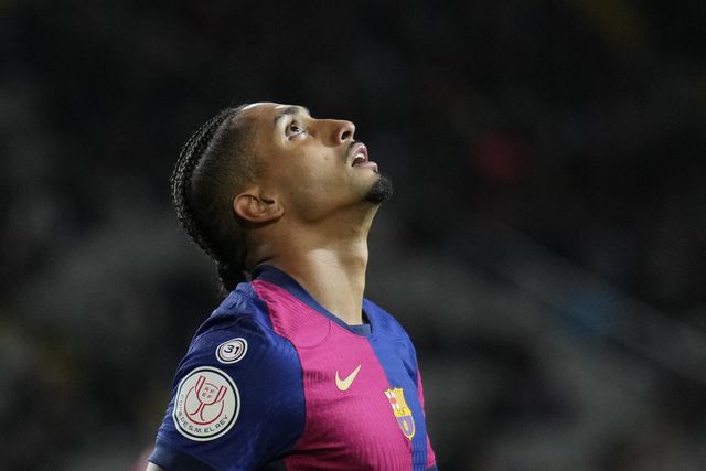 Raphinha olha para o céu durante um jogo