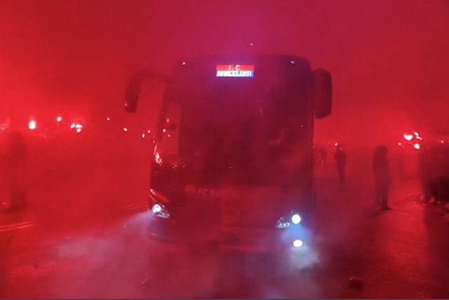 VÍDEOS: chegada de Barcelona e At. Madrid teve euforia... e violência 