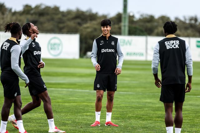 Nove jogadores da formação chamados por Rui Borges ao treino da equipa principal