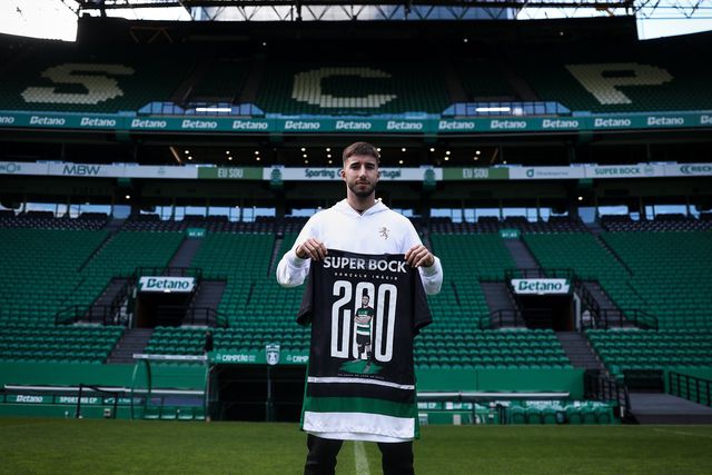 Gonçalo Inácio, no relvado de Alvalade, com a camisola alusiva aos 200 jogos pelos leões