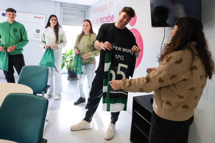 Franco Israel, guarda-redes da equipa principal, ofereceu uma camisola ao Centro Integrante da Associação de Paralisia Cerebral de Lisboa (APCL)