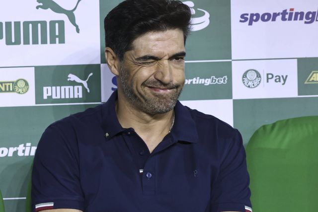 Abel Ferreira, treinador do Palmeiras, sentado no banco de suplentes