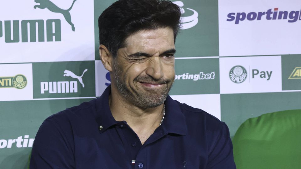 Abel Ferreira, treinador do Palmeiras, sentado no banco de suplentes