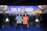 André Villas-Boas, líder do FC Porto, com Ricardo Guimarães, presidente do Coimbra Sports