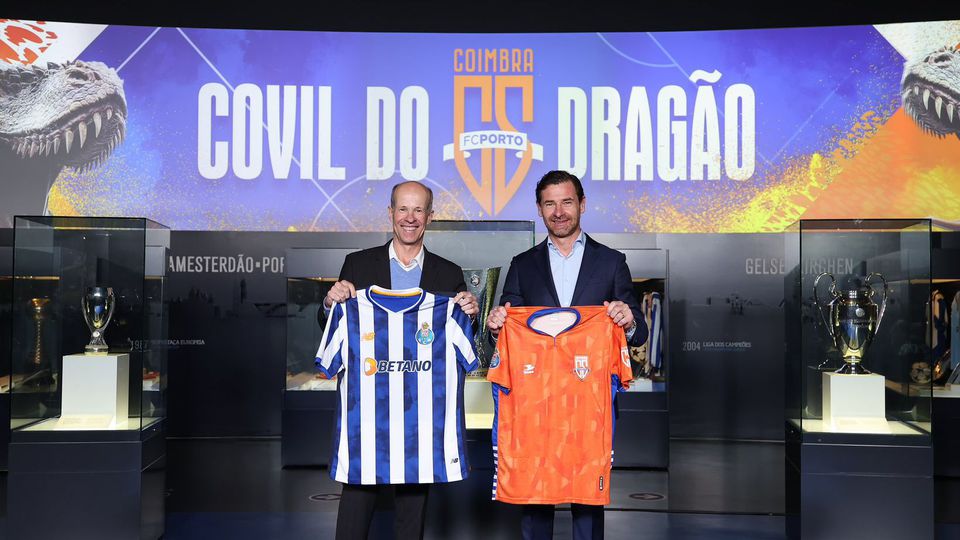 André Villas-Boas, líder do FC Porto, com Ricardo Guimarães, presidente do Coimbra Sports