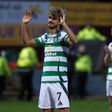 Jota a agradecer o apoio dos adeptos do Celtic  presentes nas bancadas