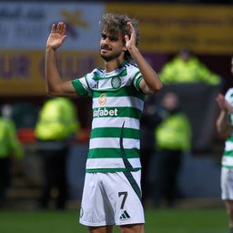 Jota a agradecer o apoio dos adeptos do Celtic  presentes nas bancadas