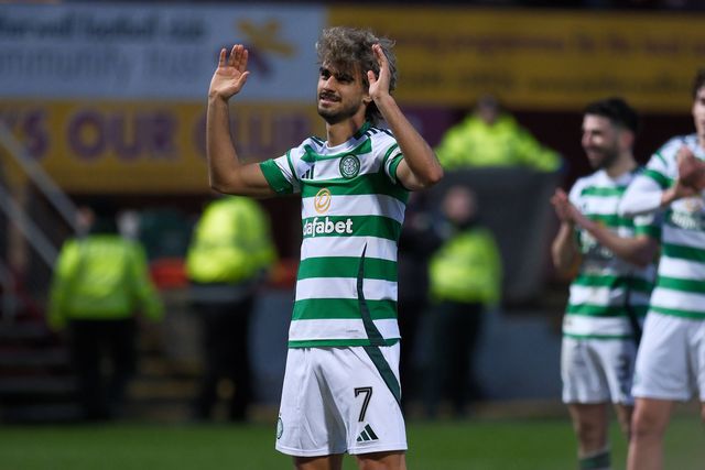 Jota a agradecer o apoio dos adeptos do Celtic  presentes nas bancadas