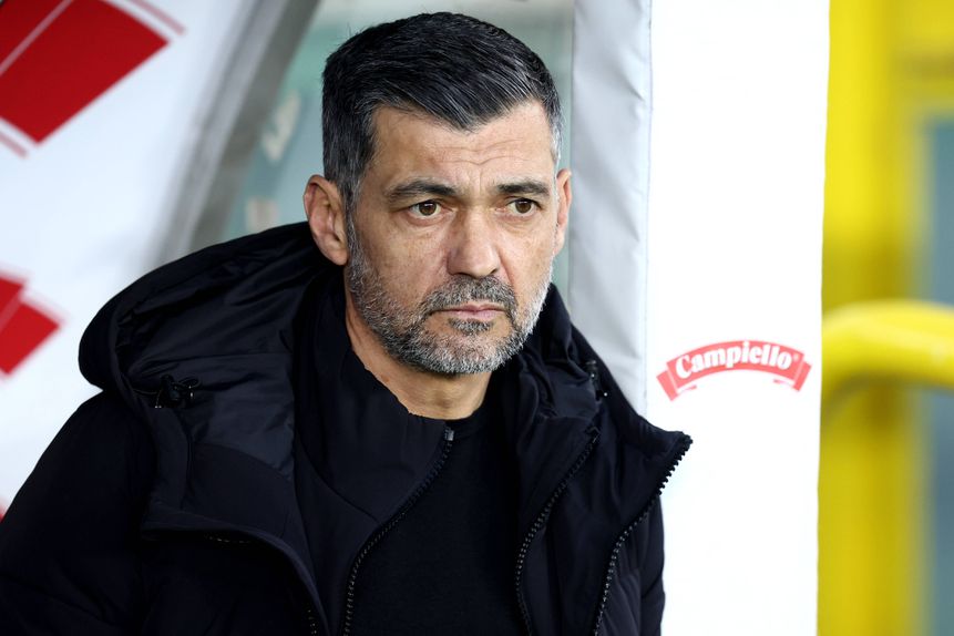 Sérgio Conceição, treinador do Milan, no banco de suplentes em casa do Torino