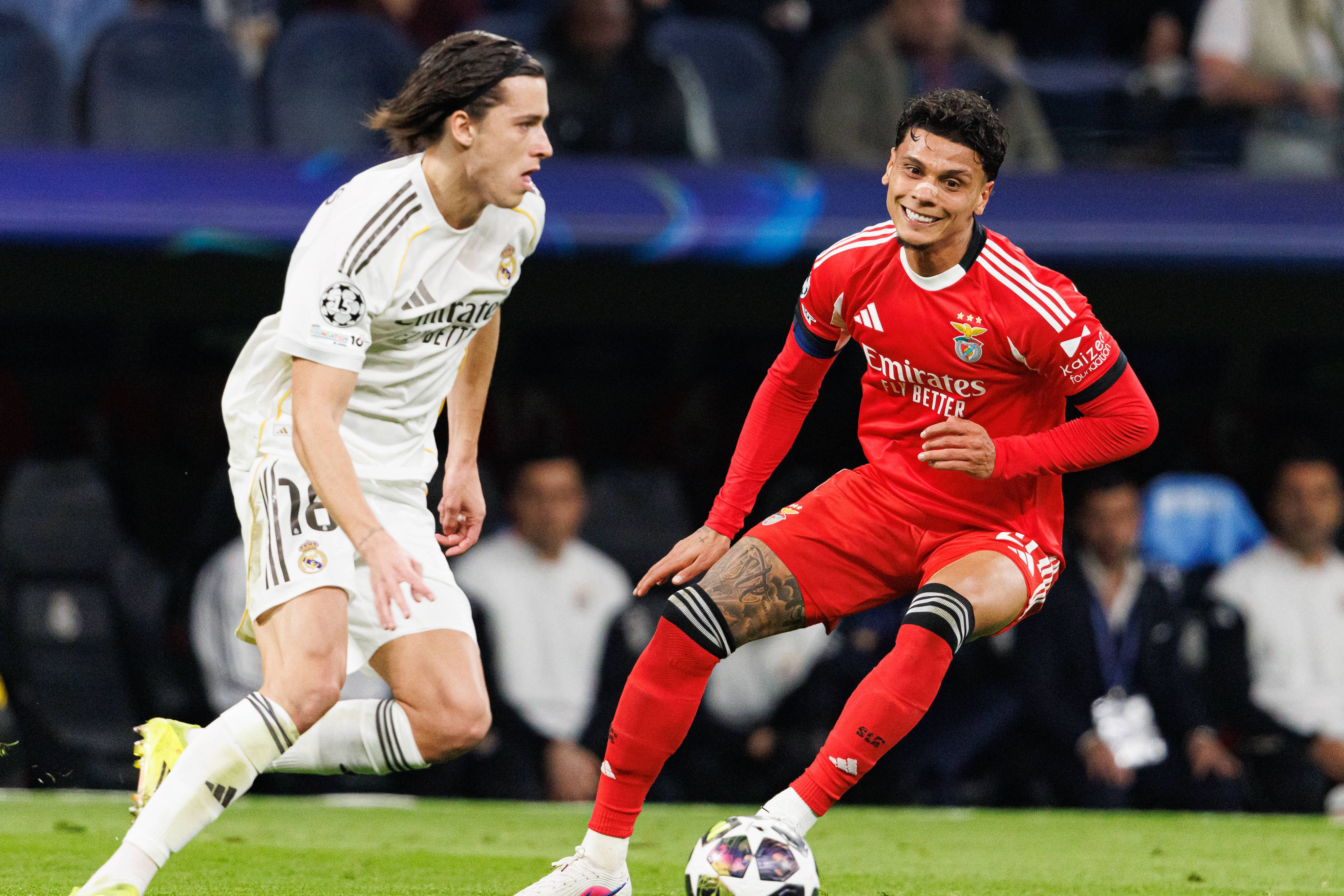 Carreras, sob olhar de Ríos, lança mais um ataque do Real Madrid — Foto: IMAGO