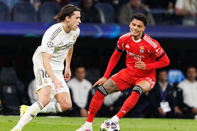 Carreras, sob olhar de Ríos, lança mais um ataque do Real Madrid — Foto: IMAGO