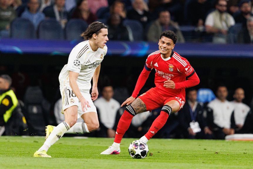 Carreras, sob olhar de Ríos, lança mais um ataque do Real Madrid — Foto: IMAGO