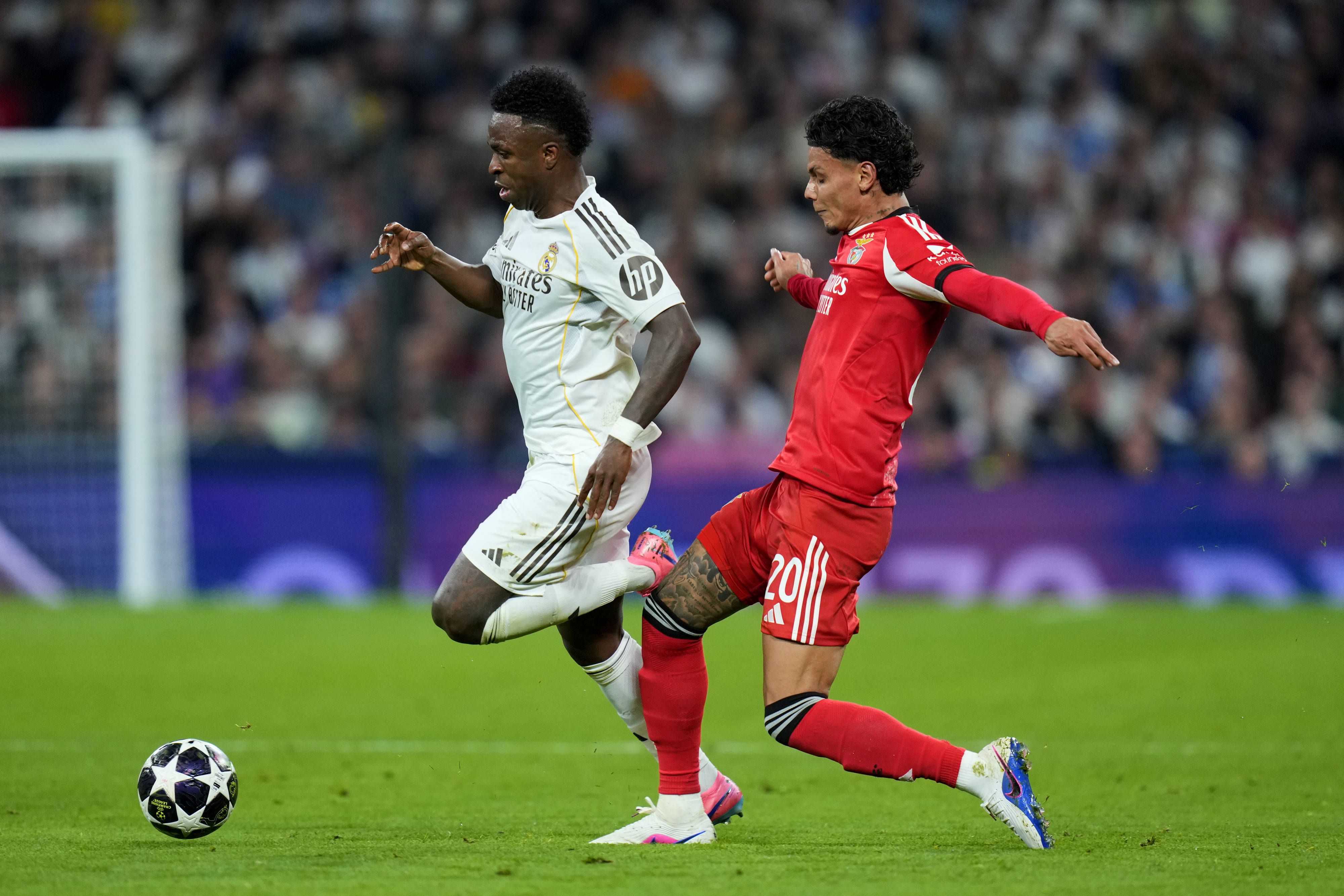 Vinícius Jr. ultrapassa Richard Ríos no jogo entre o Real Madrid e o Benfica - Foto: IMAGO