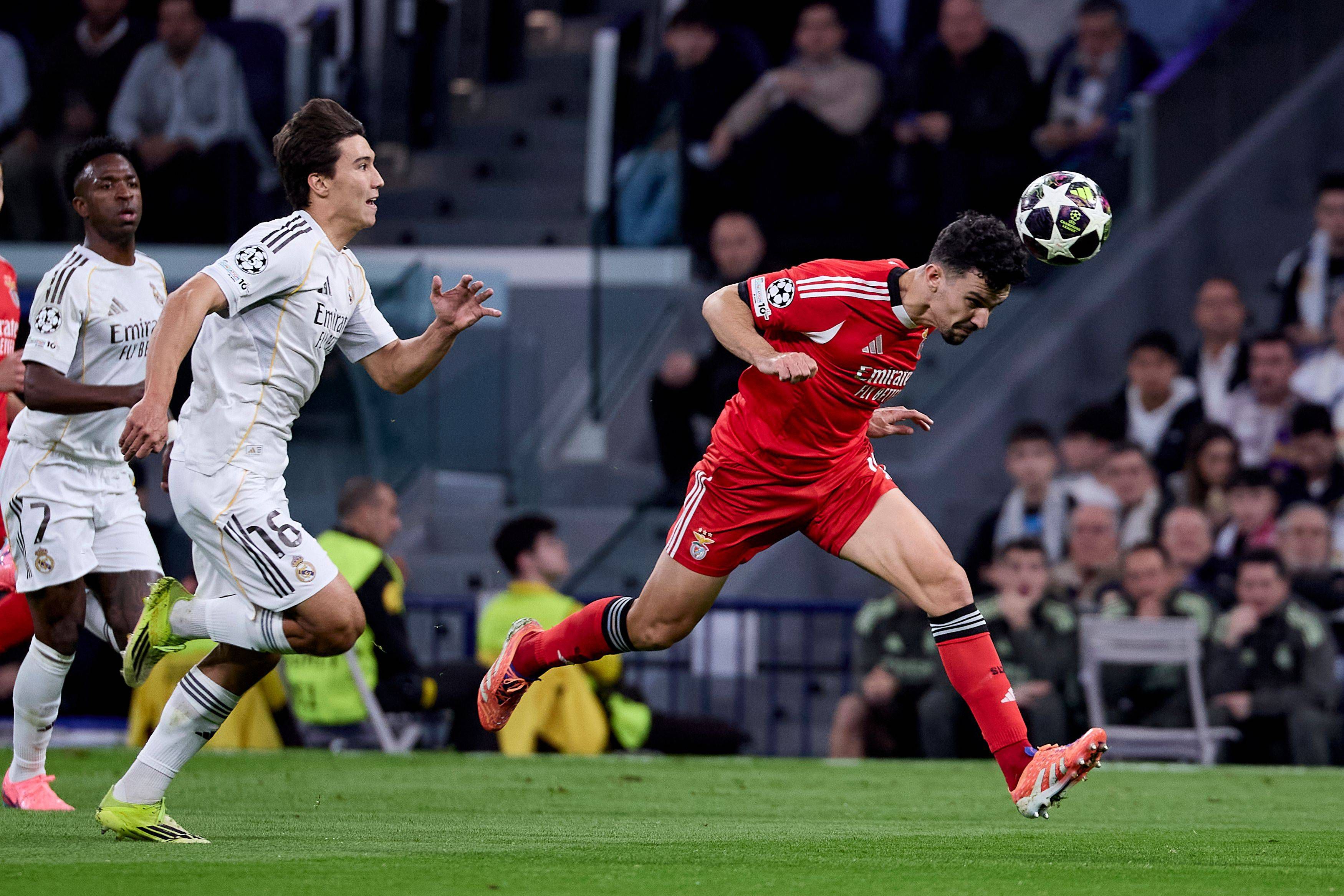 Tomás Araújo atrasa a bola perante a pressão de Gonzalo - Foto: IMAGO