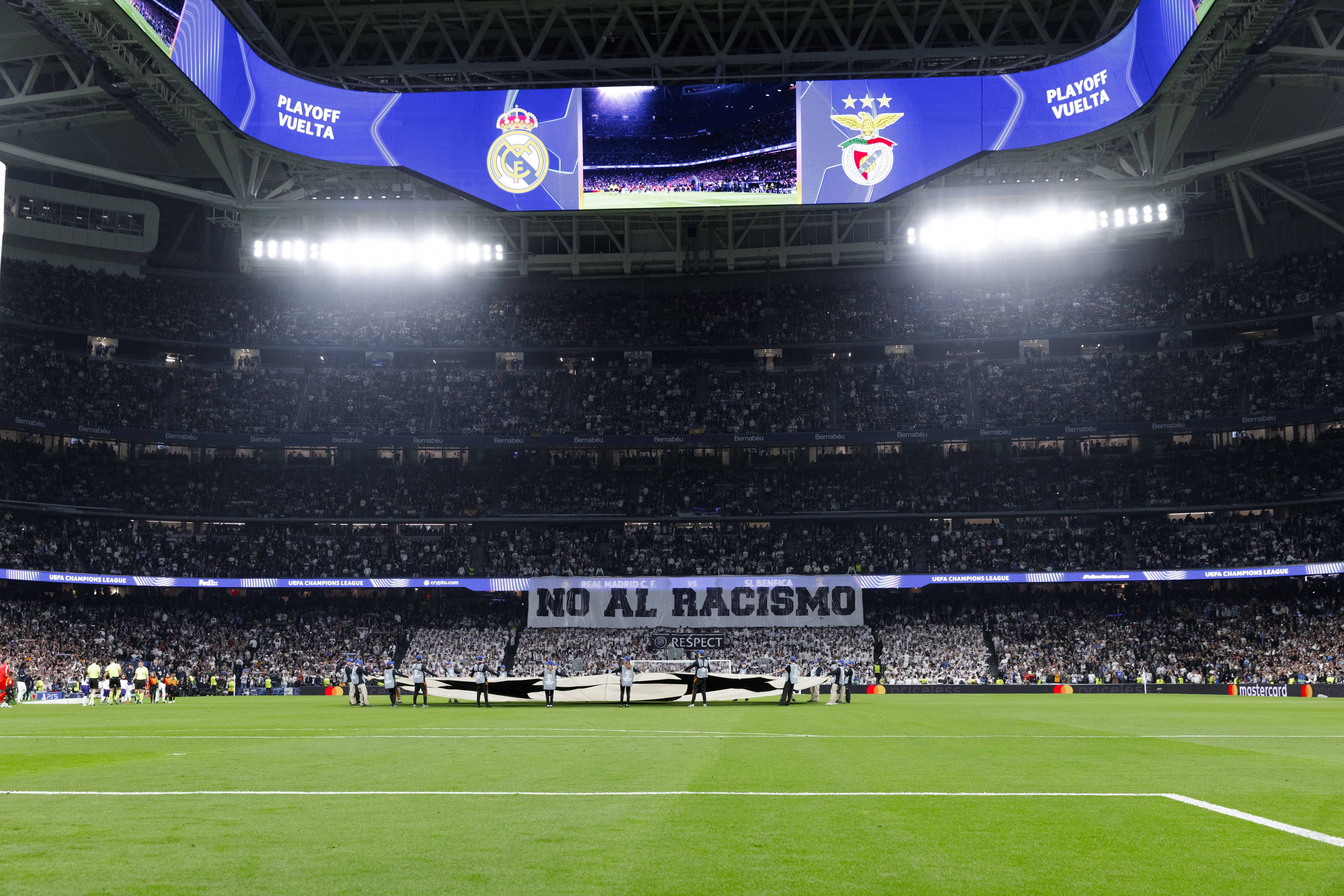Após caso Vinícius-Prestianni, Bernabéu exibe tarja contra o racismo