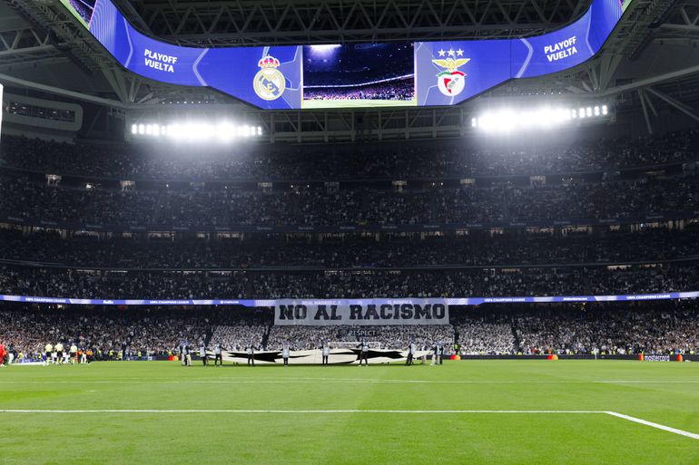 Após caso Vinícius-Prestianni, Bernabéu exibe tarja contra o racismo