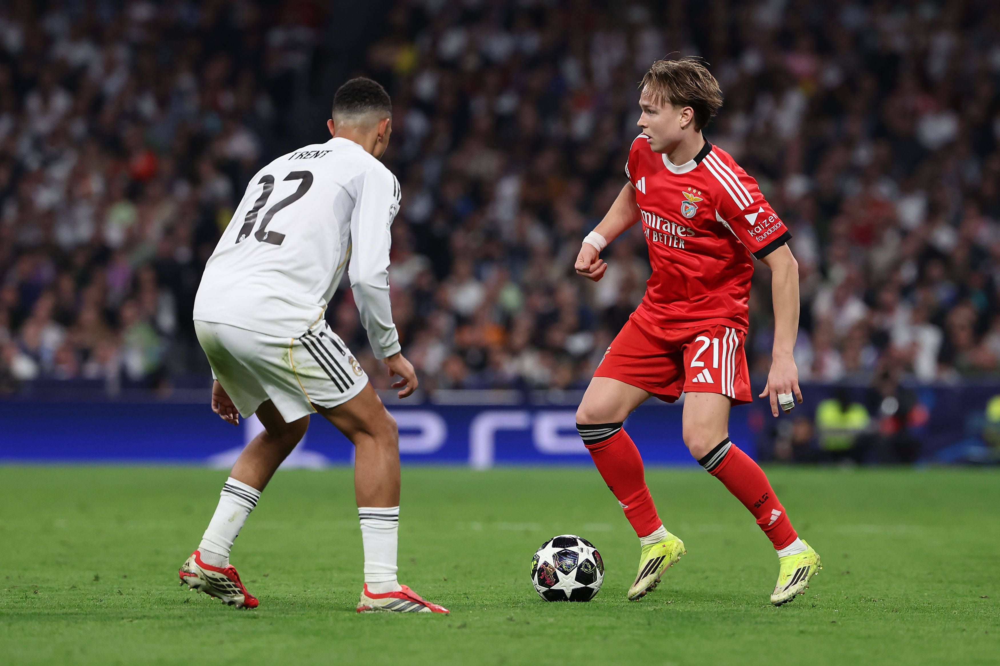 Schjelderup encara Trent Alexander-Arnold - Foto: IMAGO