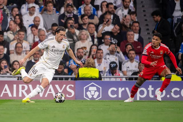 Álvaro Carreras tenta fugir a Ríos no jogo entre o Real Madrid e o Benfica - Foto: IMAGO