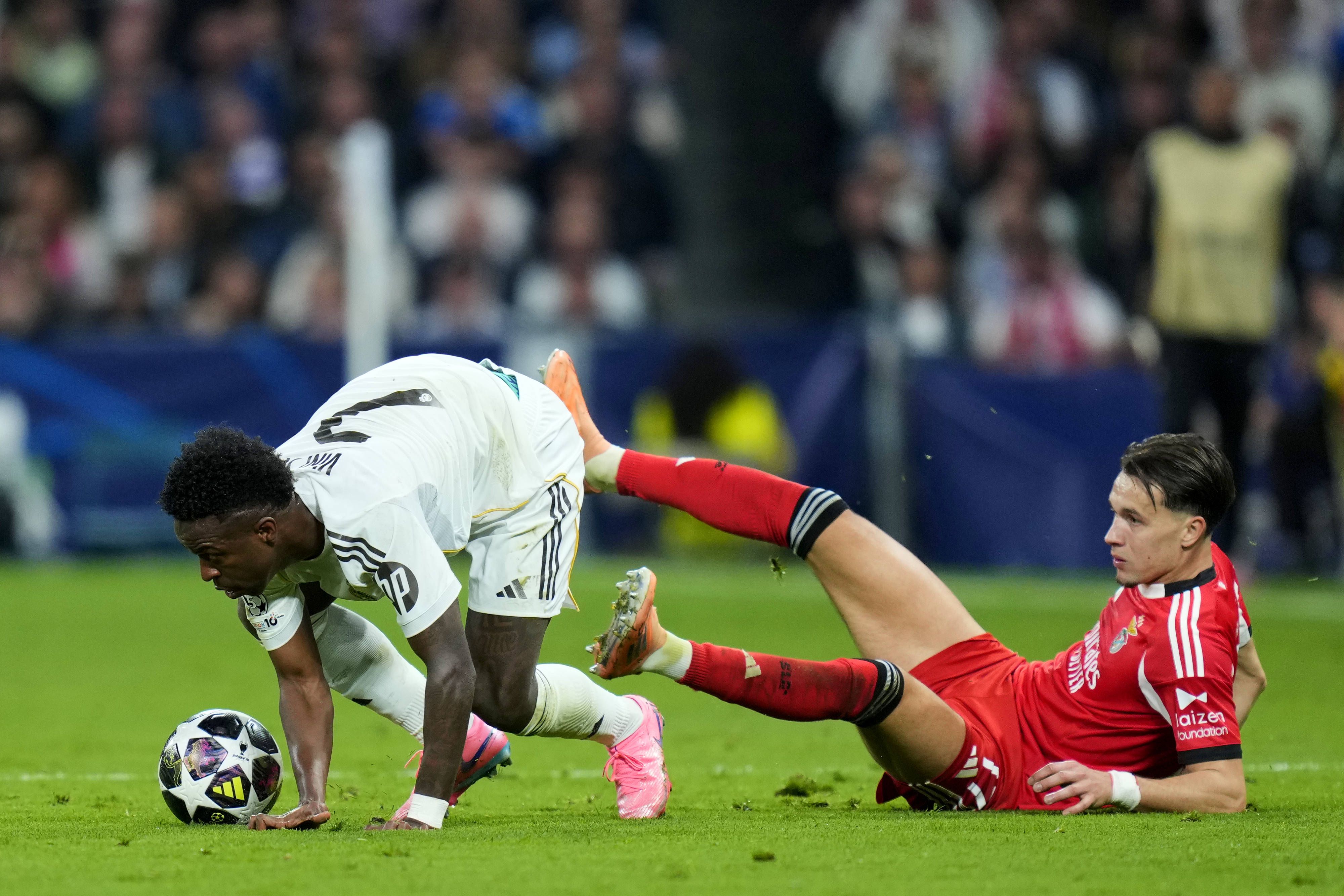 Vinícius Jr. ultrapassa Dedic no jogo entre o Real Madrid e o Benfica - Foto: IMAGO
