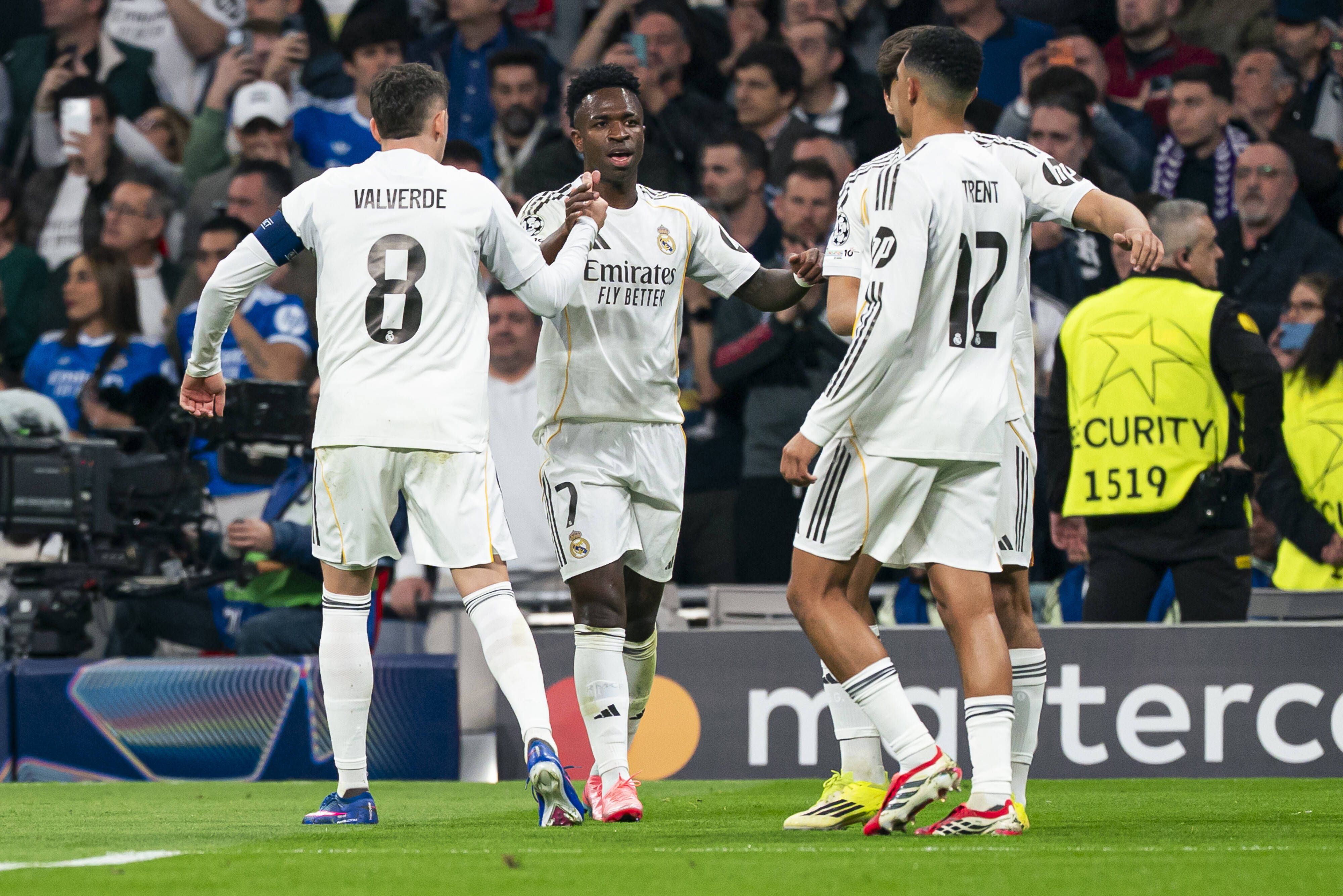 Jogadores do Real Madrid festejam golo com Vinícius Jr. - Foto: IMAGO