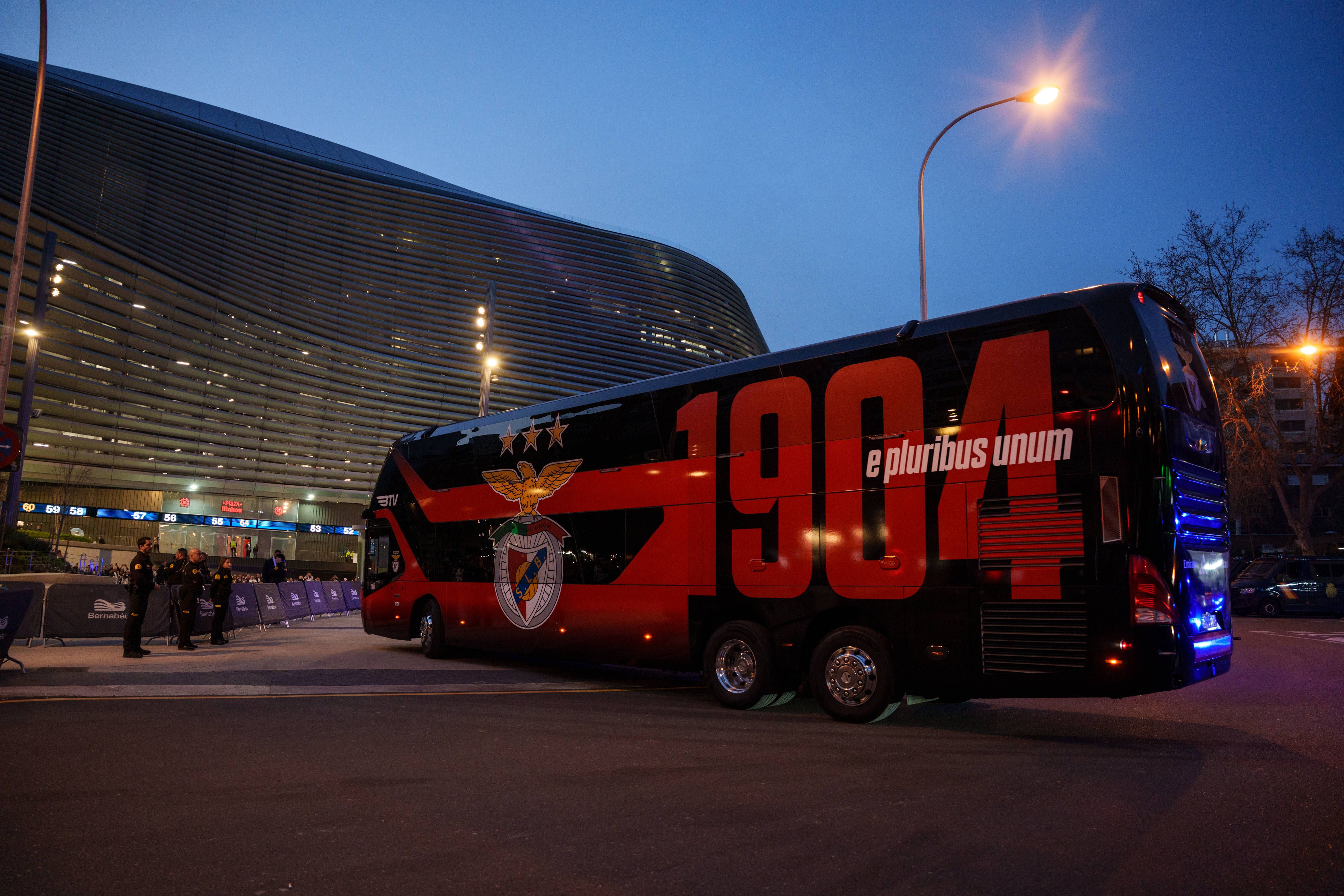 O autocarro do Benfica junto ao Estádio Santiago Bernabéu - Foto: IMAGO