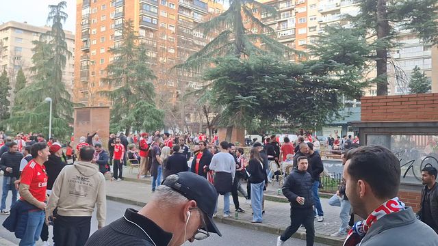 Muitos adeptos do Benfica juntos em Madrid e fortemente policiados