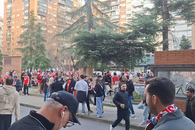 Muitos adeptos do Benfica juntos em Madrid e fortemente policiados