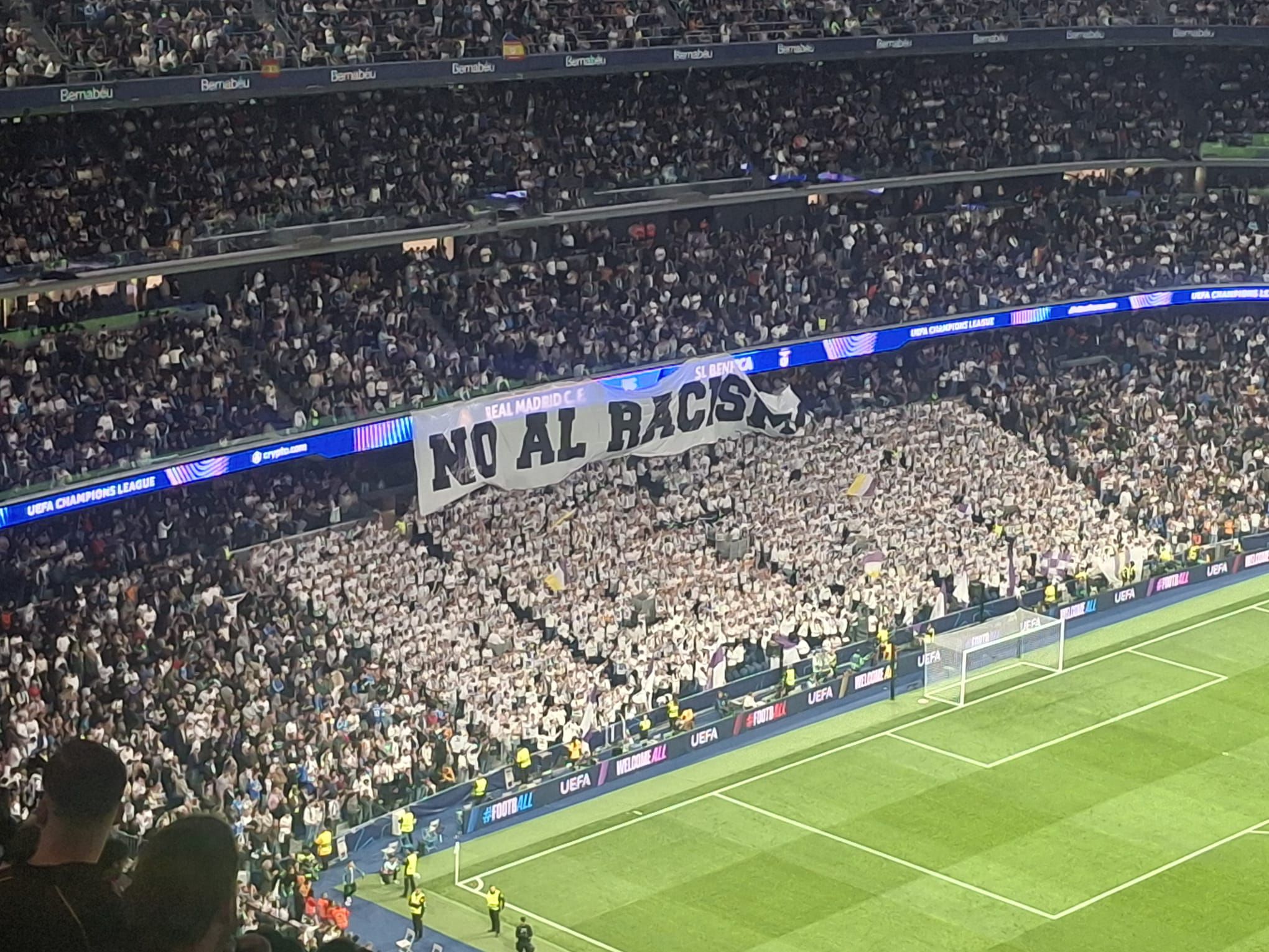 A faixa exibida pelos adeptos do Real Madrid antes do jogo com o Benfica