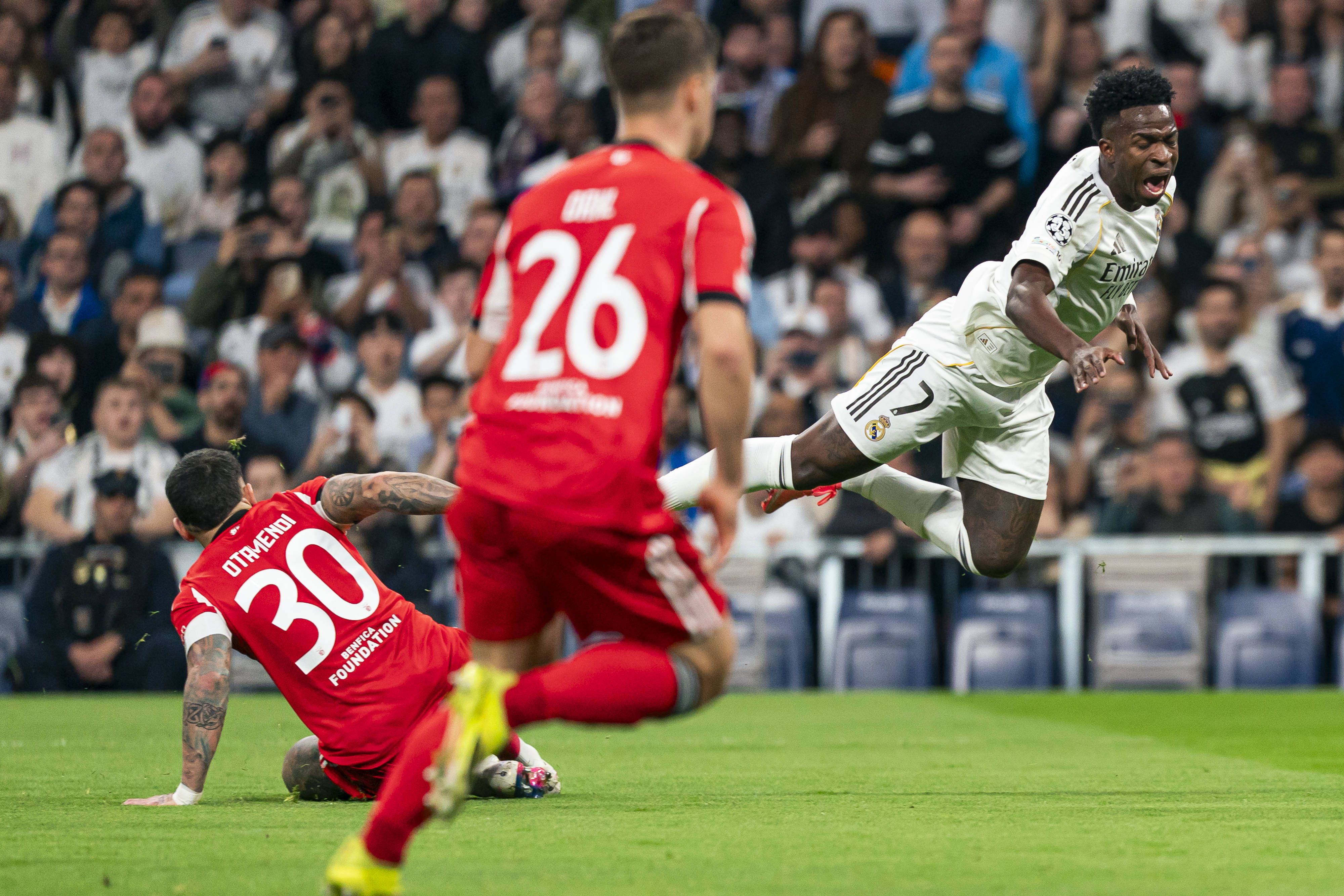 Vinícius Jr. cai na área após lance com Otamendi no jogo entre o Real Madrid e o Benfica - Foto: IMAGO