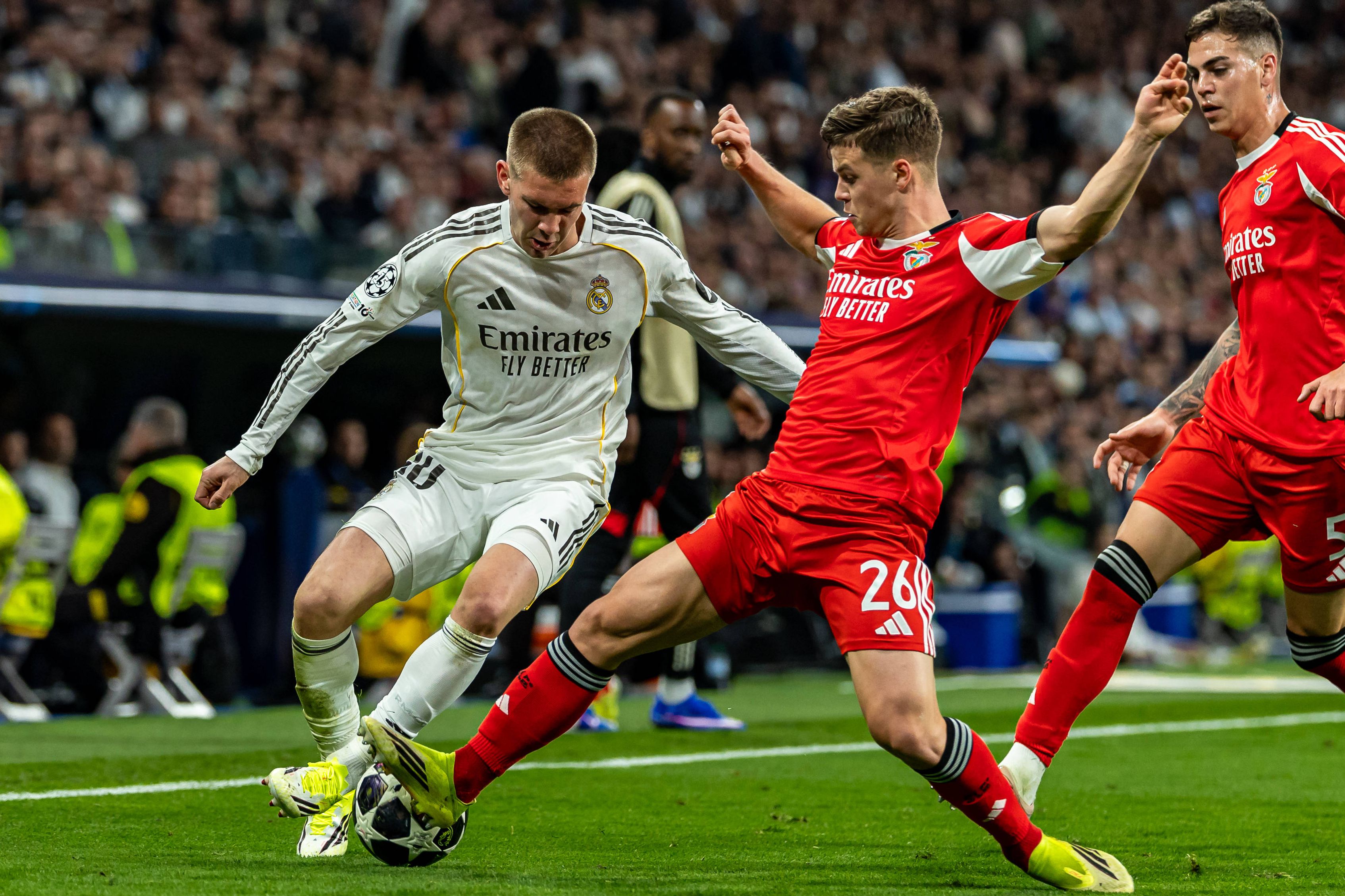 Dahl trava ataque de Mastantuono no Bernabéu — Foto: IMAGO