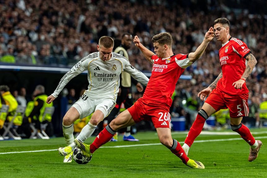 Dahl trava ataque de Mastantuono no Bernabéu — Foto: IMAGO