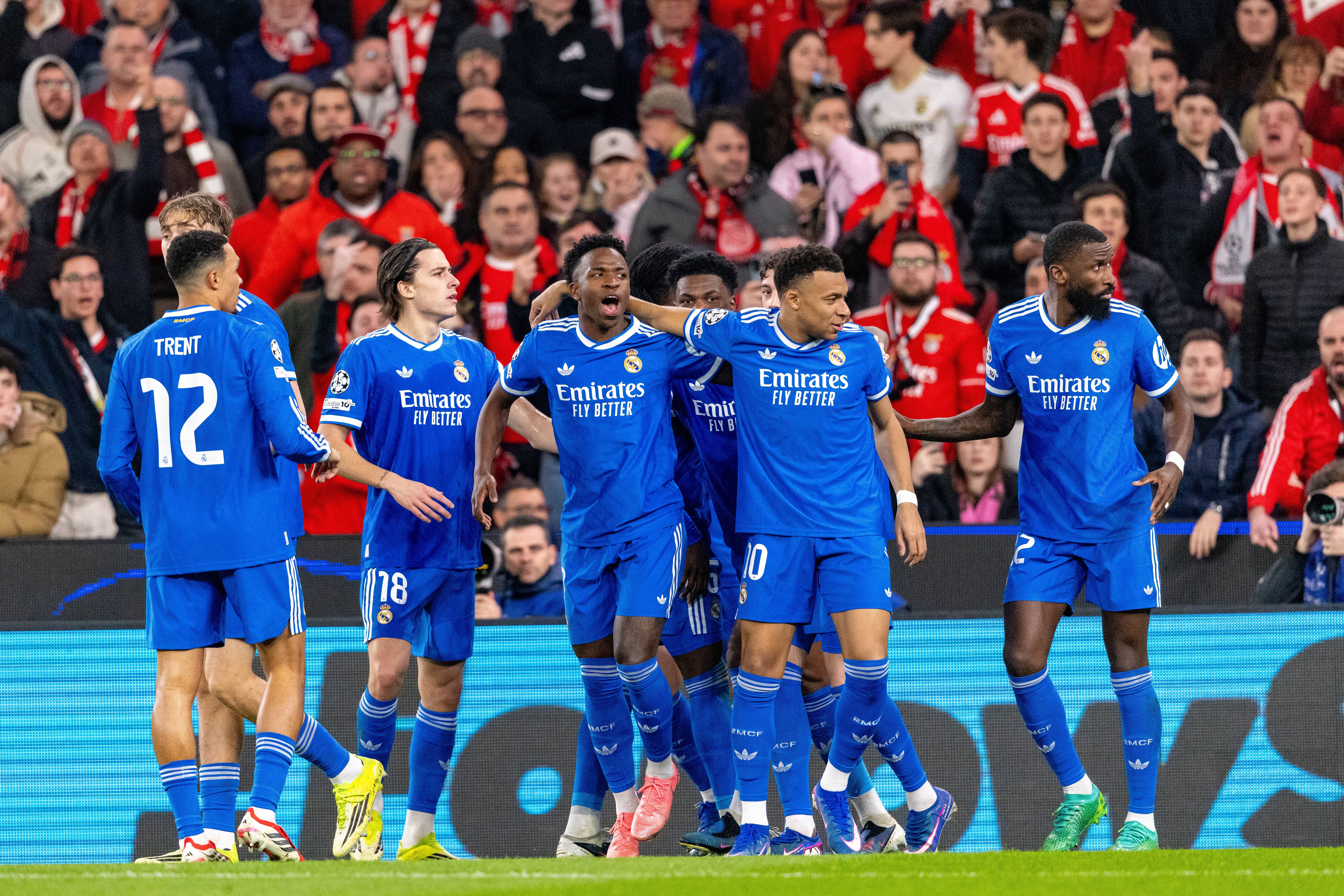 Jogadores do Real Madrid a festejar o golo de Vinícius Júnior na Luz