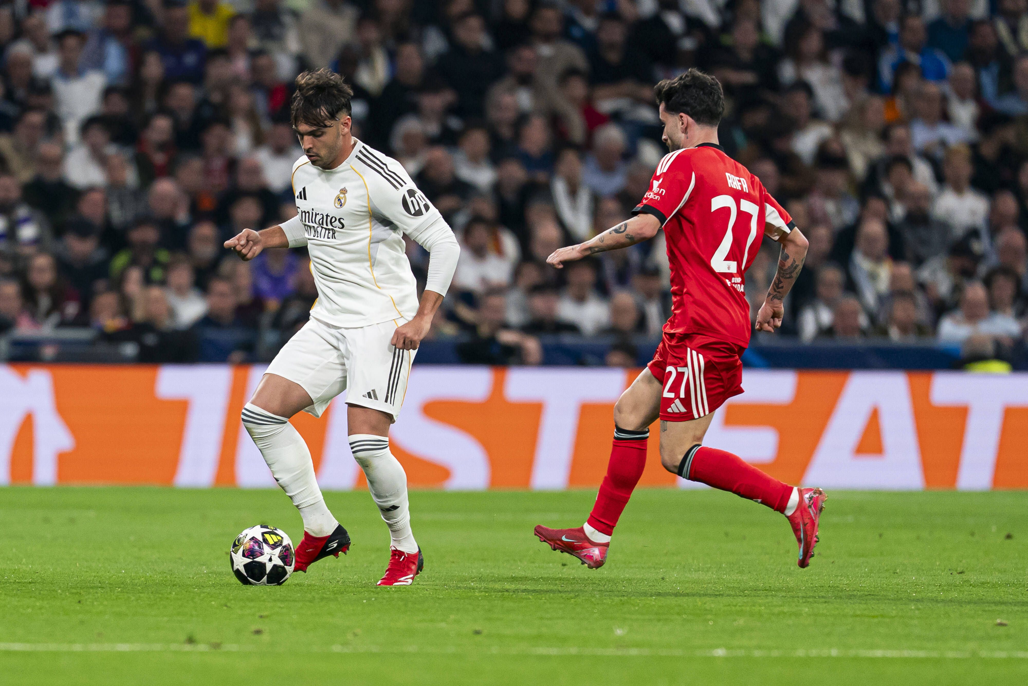 Asencio domina a bola perante a pressão de Rafa - Foto: IMAGO