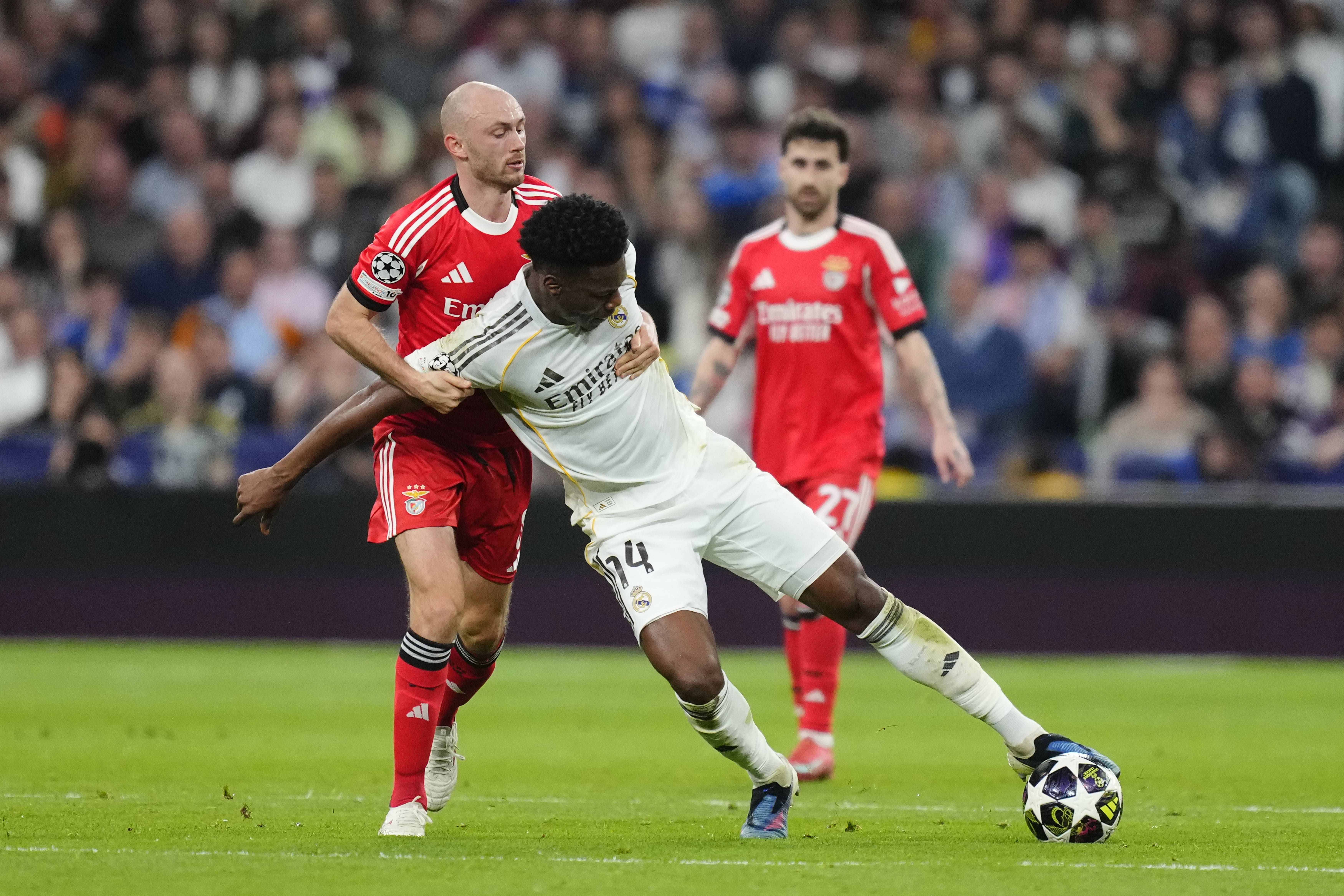 Aursnes tenta controlar Tchouaméni - Foto: IMAGO