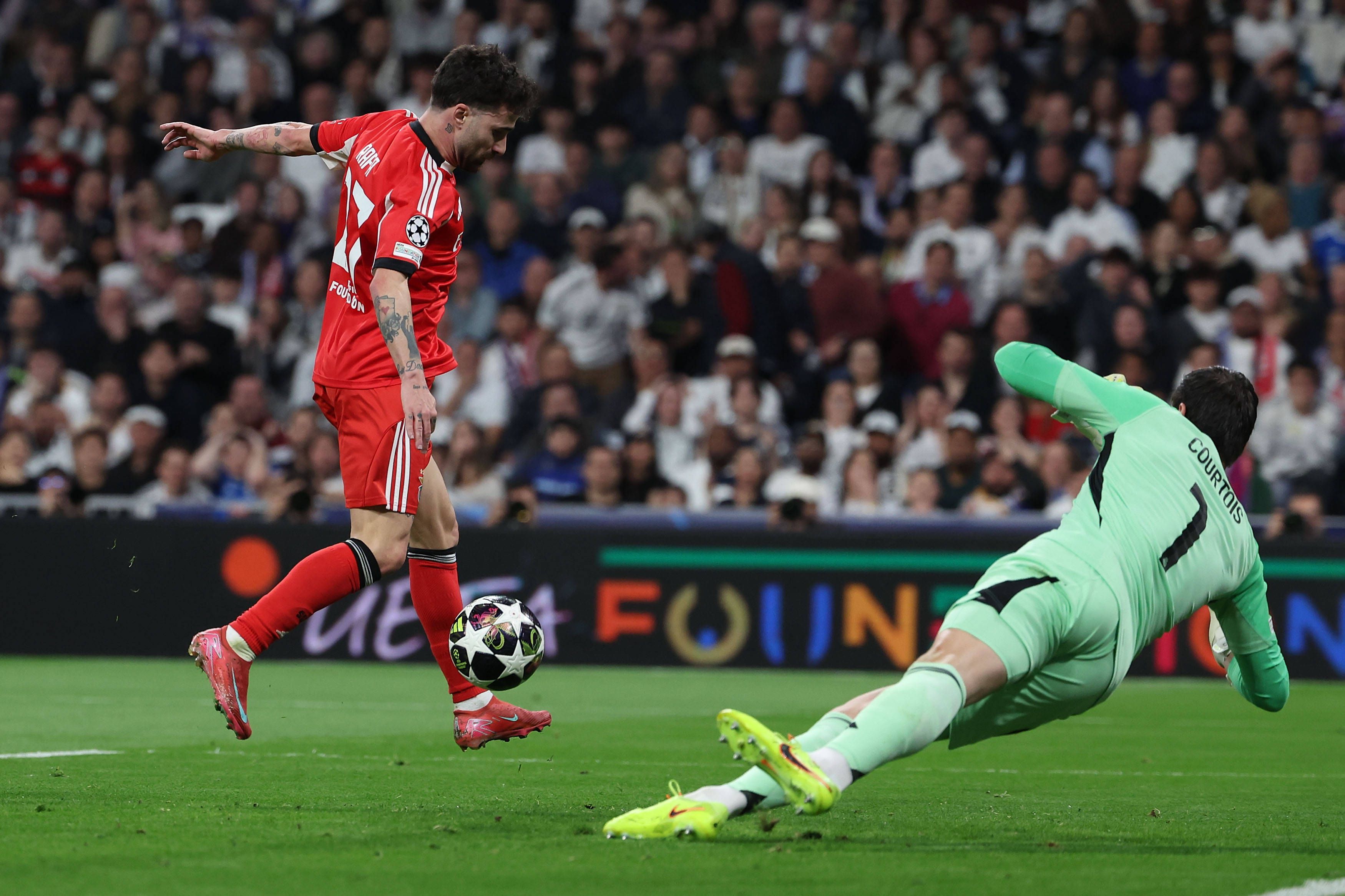 Rafa marcou a Courtois com um toque subtil - Foto: IMAGO