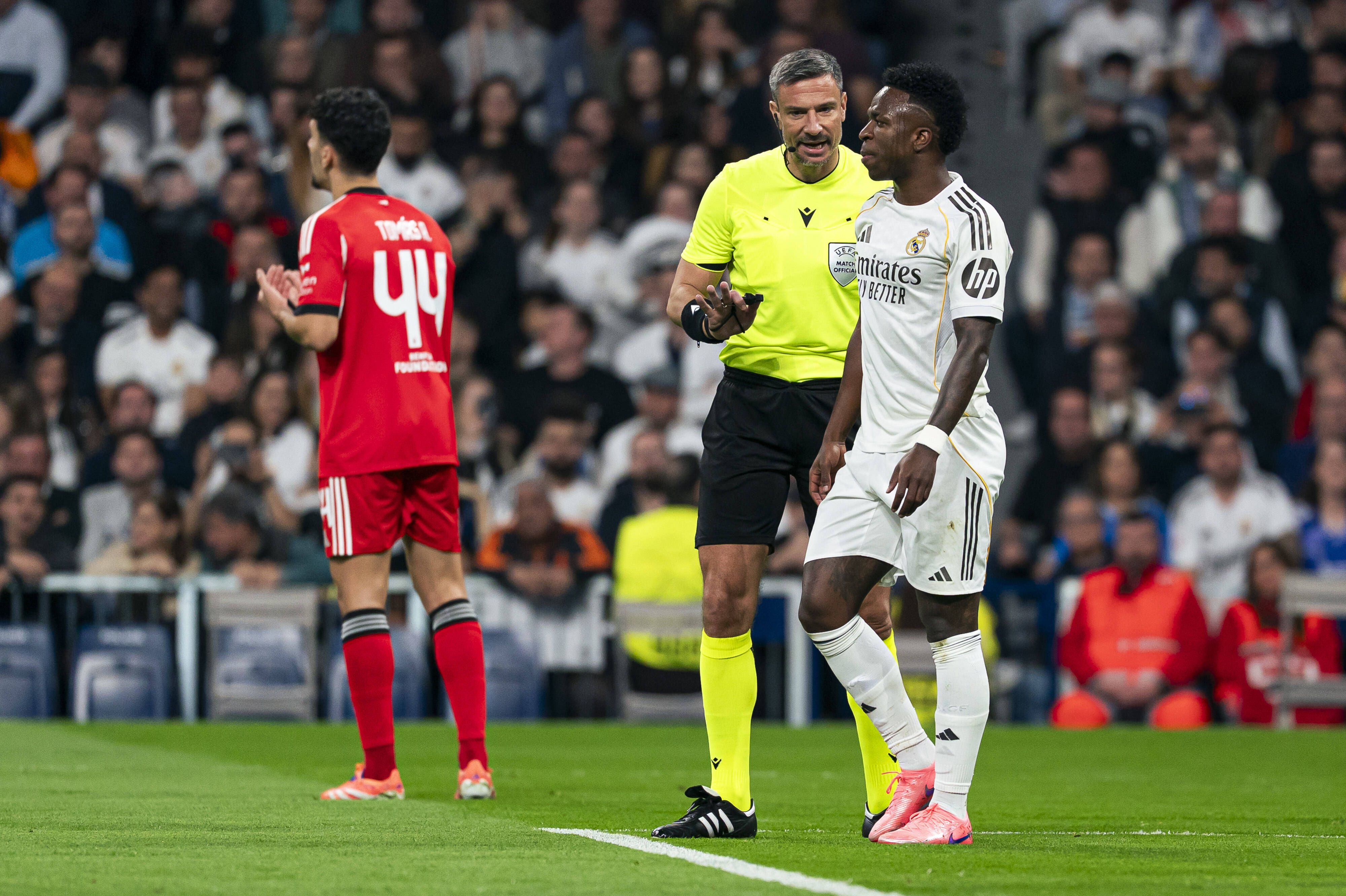 O árbitro fala com Vinícius Jr. no jogo com o Benfica - Foto: IMAGO