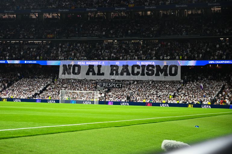 Após caso Vinícius-Prestianni, Bernabéu exibe tarja contra o racismo