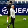 José Mourinho no treino de adaptação do Benfica ao relvado do Real Madrid - foto: IMAGO