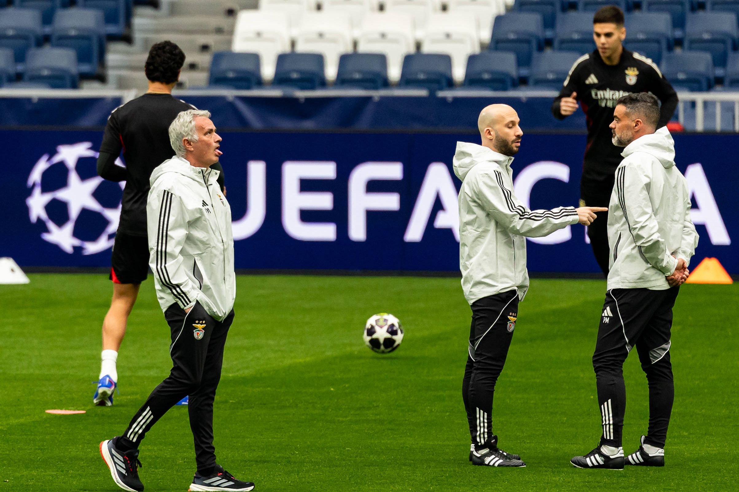 José Mourinho no treino de adaptação do Benfica ao relvado do Real Madrid - foto: IMAGO