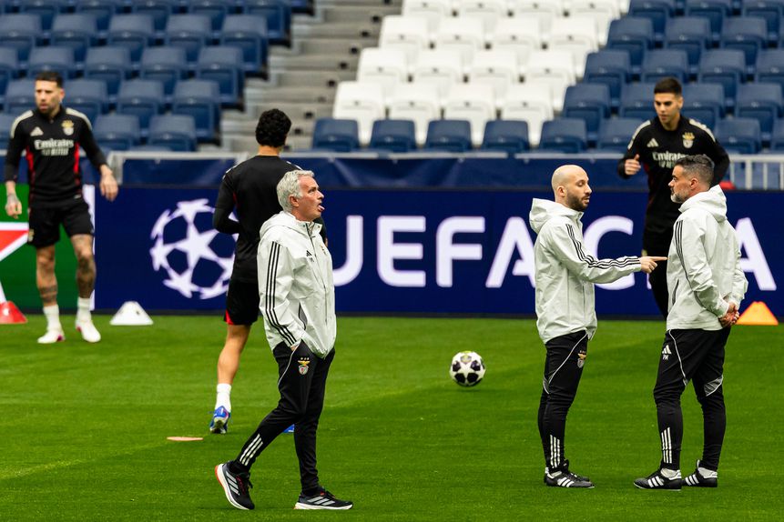 José Mourinho no treino de adaptação do Benfica ao relvado do Real Madrid - foto: IMAGO