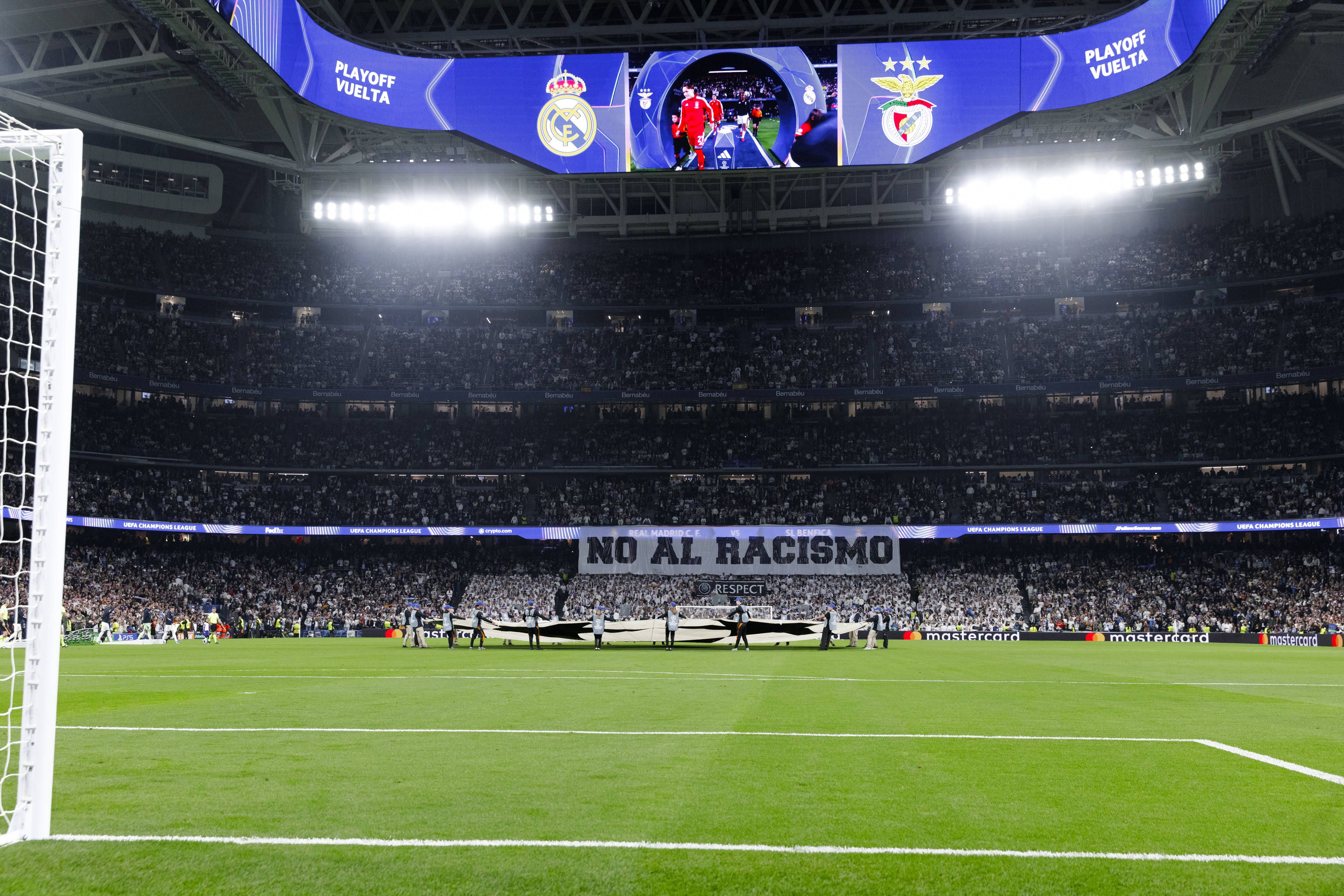 Após caso Vinícius-Prestianni, Bernabéu exibe tarja contra o racismo