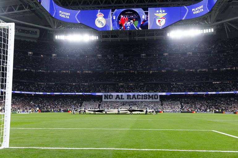 Após caso Vinícius-Prestianni, Bernabéu exibe tarja contra o racismo