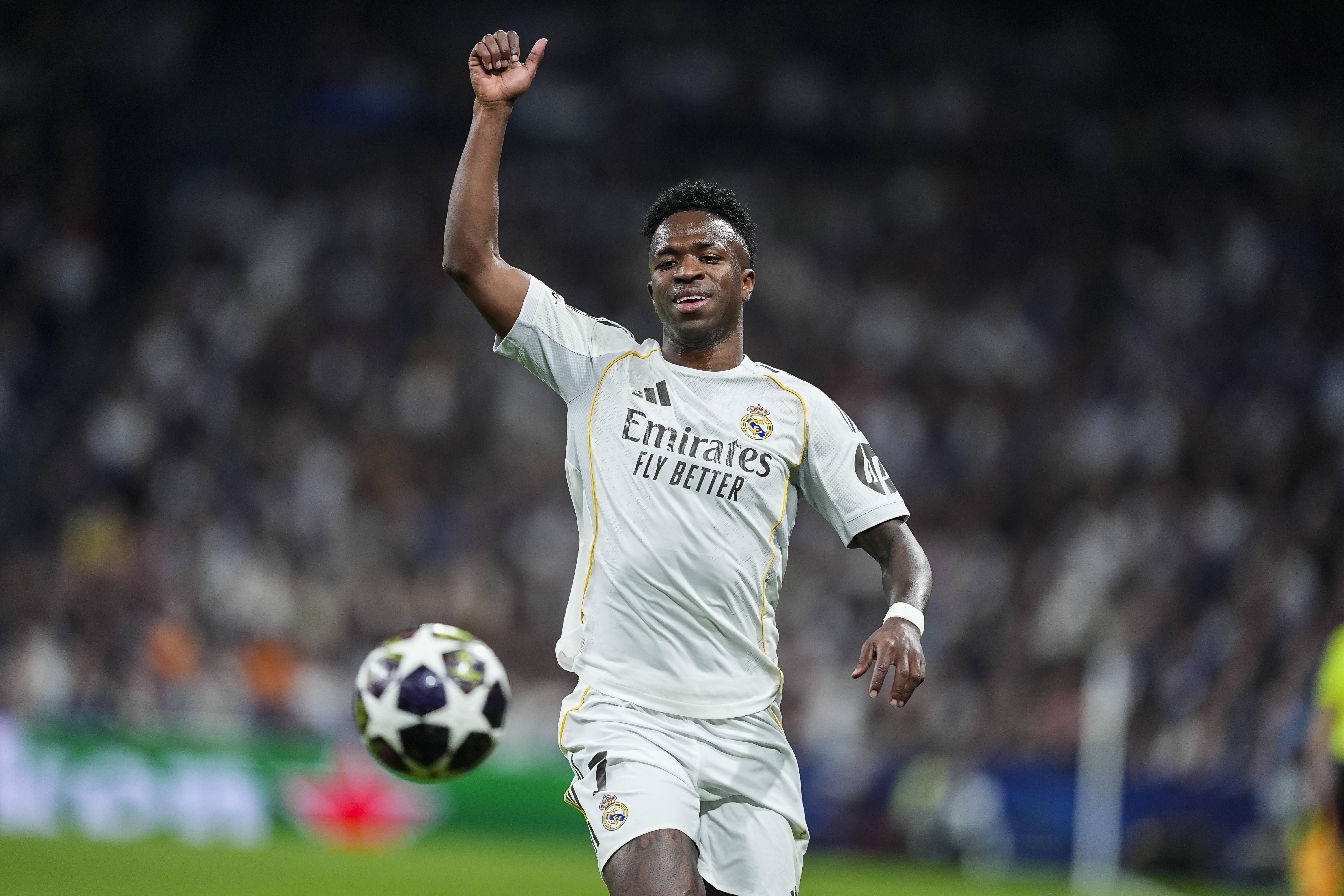 Vinícius Jr. sorri para a bola - Foto: IMAGO