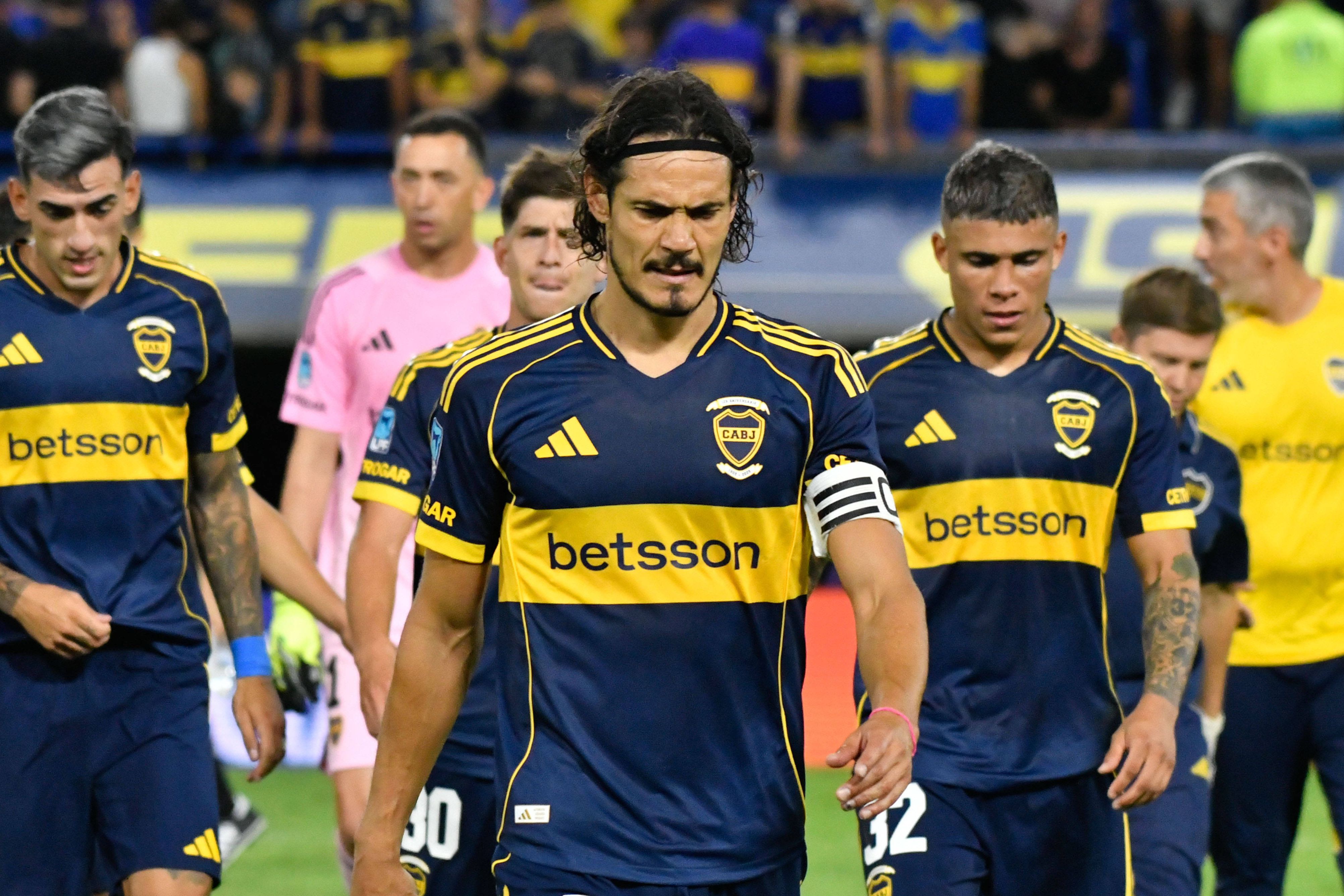 Edison Cavani, avançado e capitão do Boca Juniors, a ser assobiado pelos adeptos