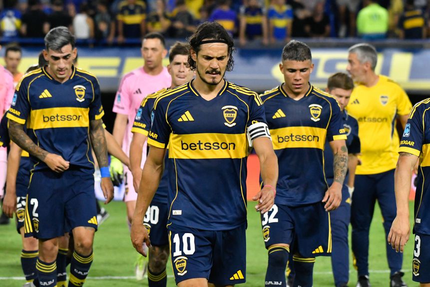 Edison Cavani, avançado e capitão do Boca Juniors, a ser assobiado pelos adeptos