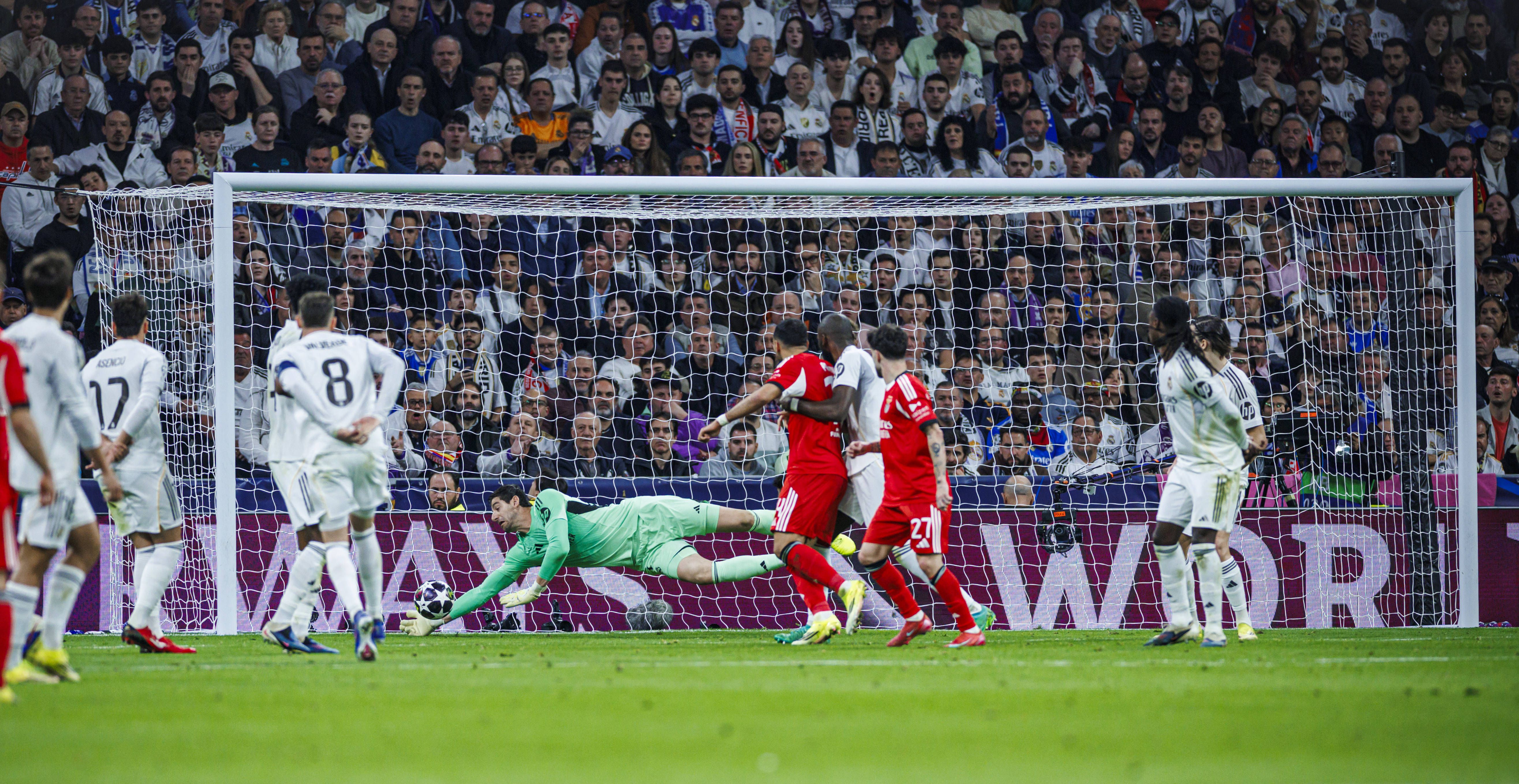 Courtois fez uma defesa gigante para negar o golo ao Benfica - Foto: IMAGO